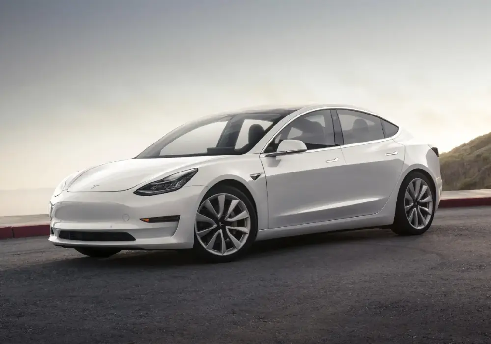 Ile koni ma Tesla? Zaskakujące moce różnych modeli elektryków.