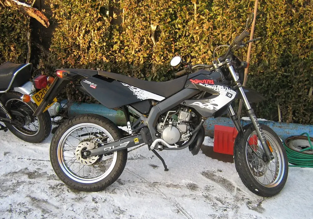 Derbi Senda 50 ile ma koni? Poznaj moc silnika i modele motocykla