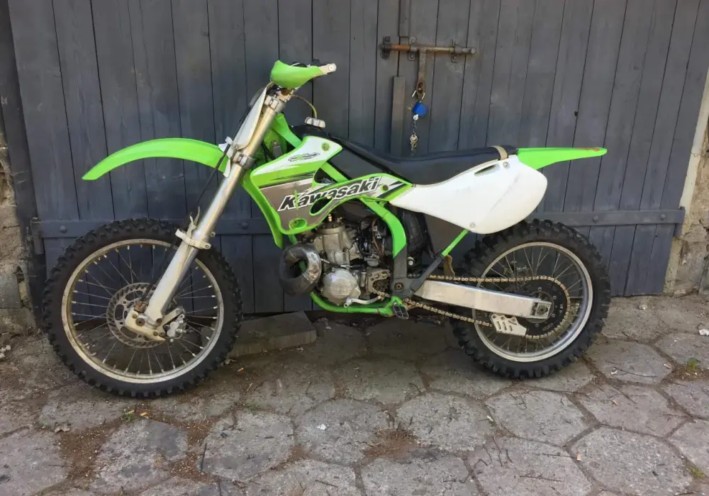 Kawasaki KX 250 2T ile ma koni? Odkryj moc silnika i osiągi motocykla