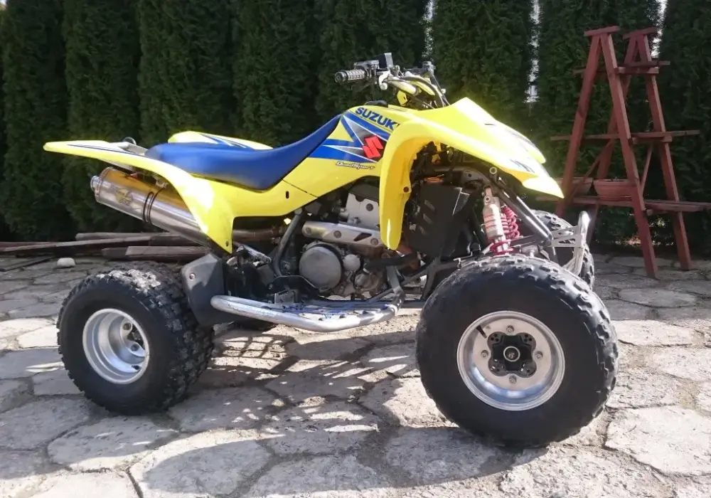 Suzuki LT-Z400 ile ma koni? Zaskakująca moc silnika i osiągi quada