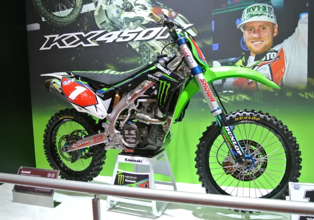 Kawasaki KXF 450 ile ma koni? Moc silnika i porównanie modeli z lat