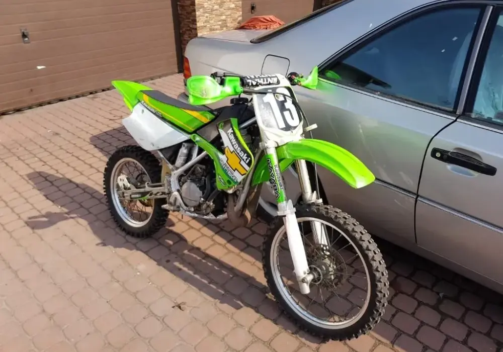Ile koni ma Kawasaki KX 85? Zaskakujące osiągi motocykla dla młodych zawodników