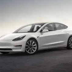 Ile koni ma Tesla? Zaskakujące moce różnych modeli elektryków.