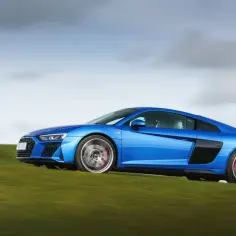 Audi R8 ile ma koni? Moc silnika i osiągi, które zachwycają