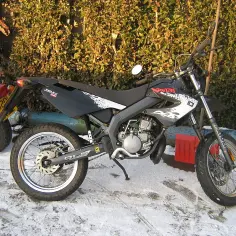 Derbi Senda 50 ile ma koni? Poznaj moc silnika i modele motocykla