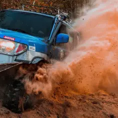 Jaki SUV w teren wybrać, aby nie utknąć w trudnym terenie?
