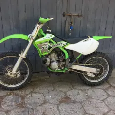 Kawasaki KX 250 2T ile ma koni? Odkryj moc silnika i osiągi motocykla