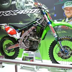 Kawasaki KXF 450 ile ma koni? Moc silnika i porównanie modeli z lat