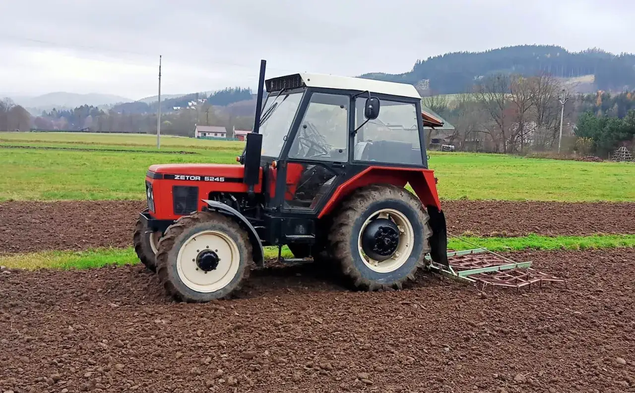 Zdjęcie Zetor 5245 ile ma koni? Moc silnika i zastosowanie ciągnika w rolnictwie