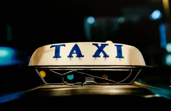Jak wyrobić licencję taxi: uniknij kosztownych błędów w aplikacji
